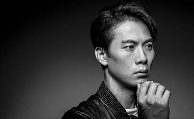 在新加坡走红成影帝的他,宁可回国跑龙套,也坚持不改国籍