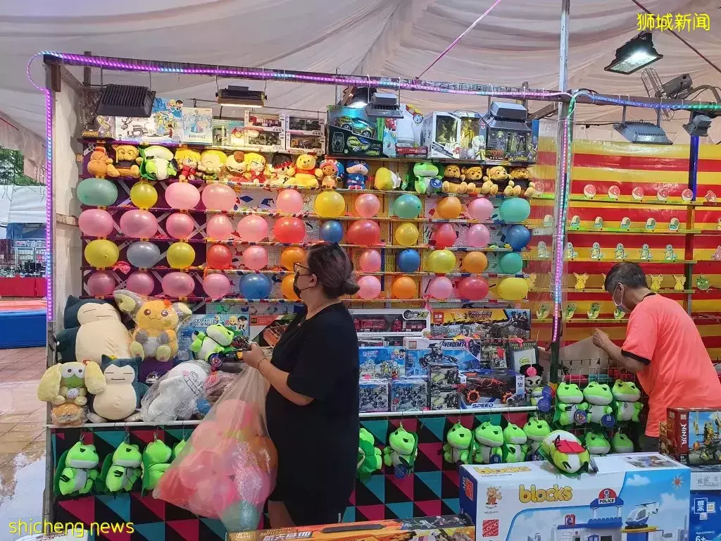 大巴窑的居民看过来!Courts前面的夜市已开始了~近40个摊位打造美食街,吃喝玩乐全都有👍