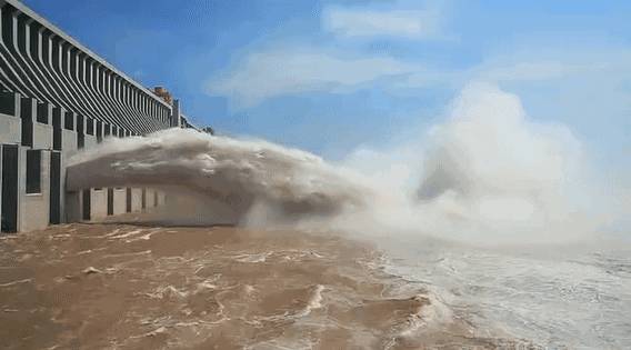 猶如世界末日!實拍新加坡被海嘯雲“吞沒”!暴雨、發大水、樹倒