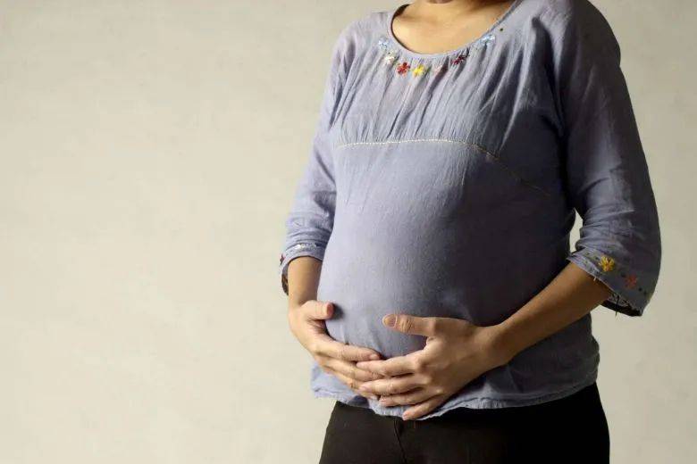 “我剛回中國幾個月，他在新加坡居然和女傭生了個孩子” 女傭這樣合法嗎