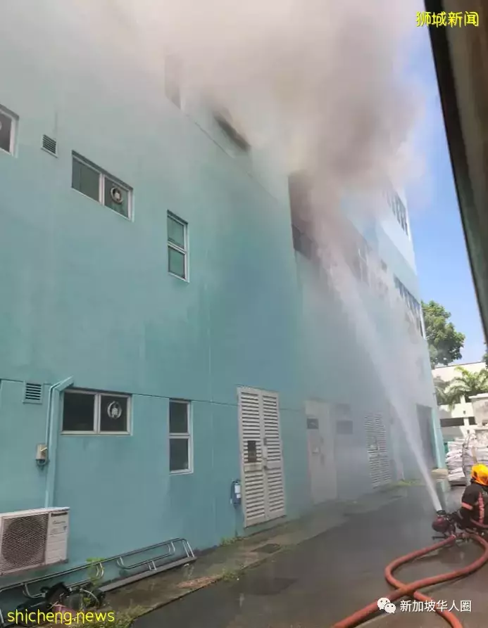 新加坡大士一厂房发生火患,民防派出17辆救援车一个半小时扑灭