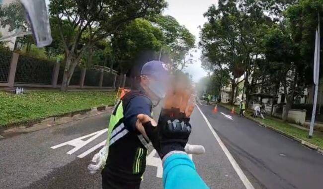 新加坡送餐员直播与交警击掌,网友:隔着口罩都能感受到迷人微笑