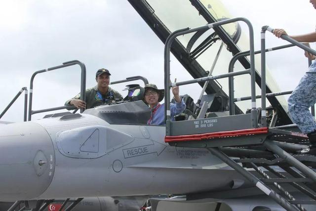 刚起飞就出国了,为何新加坡还要买“大长腿”战机?实力不容小觑