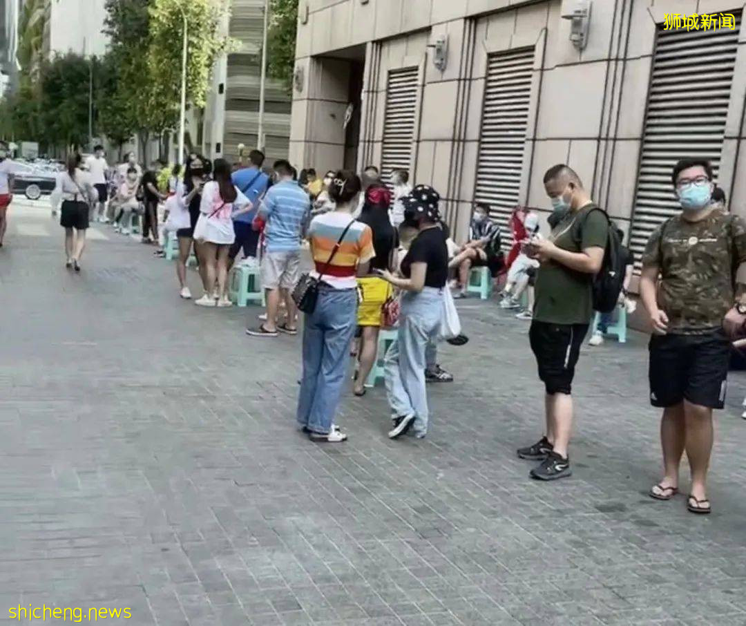 科興在新加坡瘋狂受歡迎,診所外排隊十幾米!供不應求!實拍堂食第一天,人突然多了