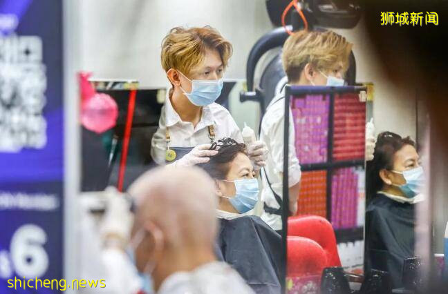 新加坡“解封”第一天，地鐵寶寶“嫌棄”目光走紅!