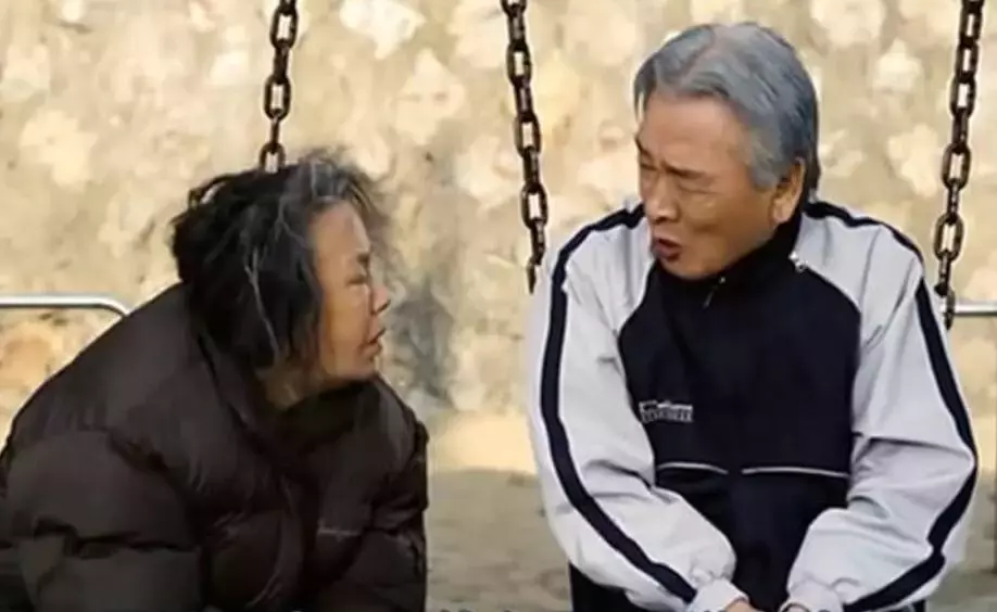 尴尬！新加坡六旬老人吵架吵到大打出手