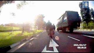 脚踏车骑行者遭金属物体绊倒!差一秒就会被巨型卡车碾过