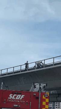 新加坡一女孩欲跳高架桥,致地铁停运30分钟,7辆警车出动