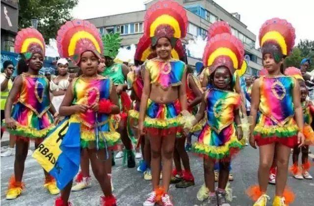 儿童节花样百出!新加坡给大人放假、西班牙糖果游行、巴西要挨针、英国“打”老师