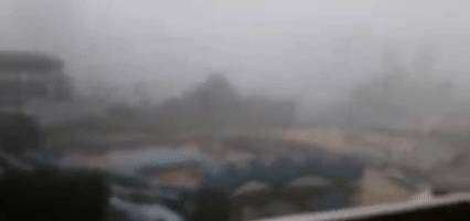 新加坡大暴雨:马路变河、草坡变瀑布!25人被困,1人送医