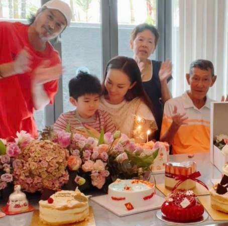 范文芳庆50岁生日 老公 儿子相伴左右  超幸福