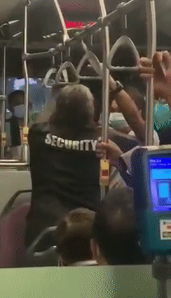 新加坡巴士“雙雄互毆”,揍人者賊像“洪金寶”