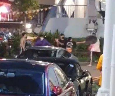 众人当街打群架!焚烧筒盖竟成攻击武器