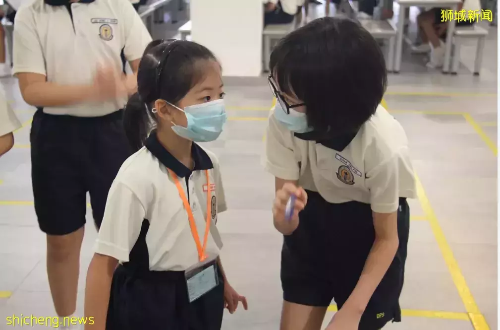 作爲新加坡小學裏的“班長”和“大隊長”，我家兩個女兒每天都要做什麽