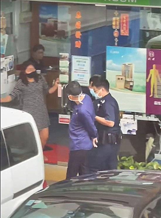 疑顧客脫口罩引發沖突 安全大使被“強拉”入店