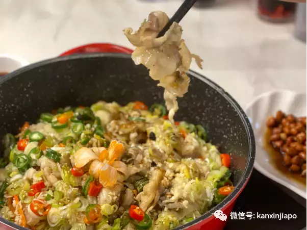 新加坡要开始流行用桶吃鱼了!?太飒了!(免费吃来了~)