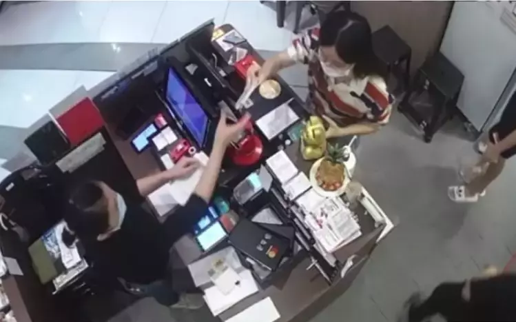 新加坡女大學生抖音曝光某餐館後，店家公開監控錄像開怼