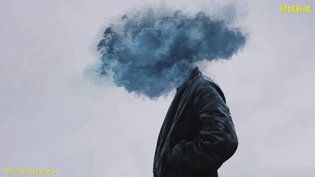 实拍!新加坡红衣男偷拍女子裙底被抓,当场跪下