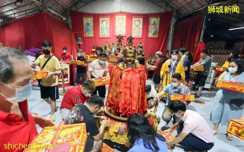 三巴旺财神庙 数百人除夕接财神