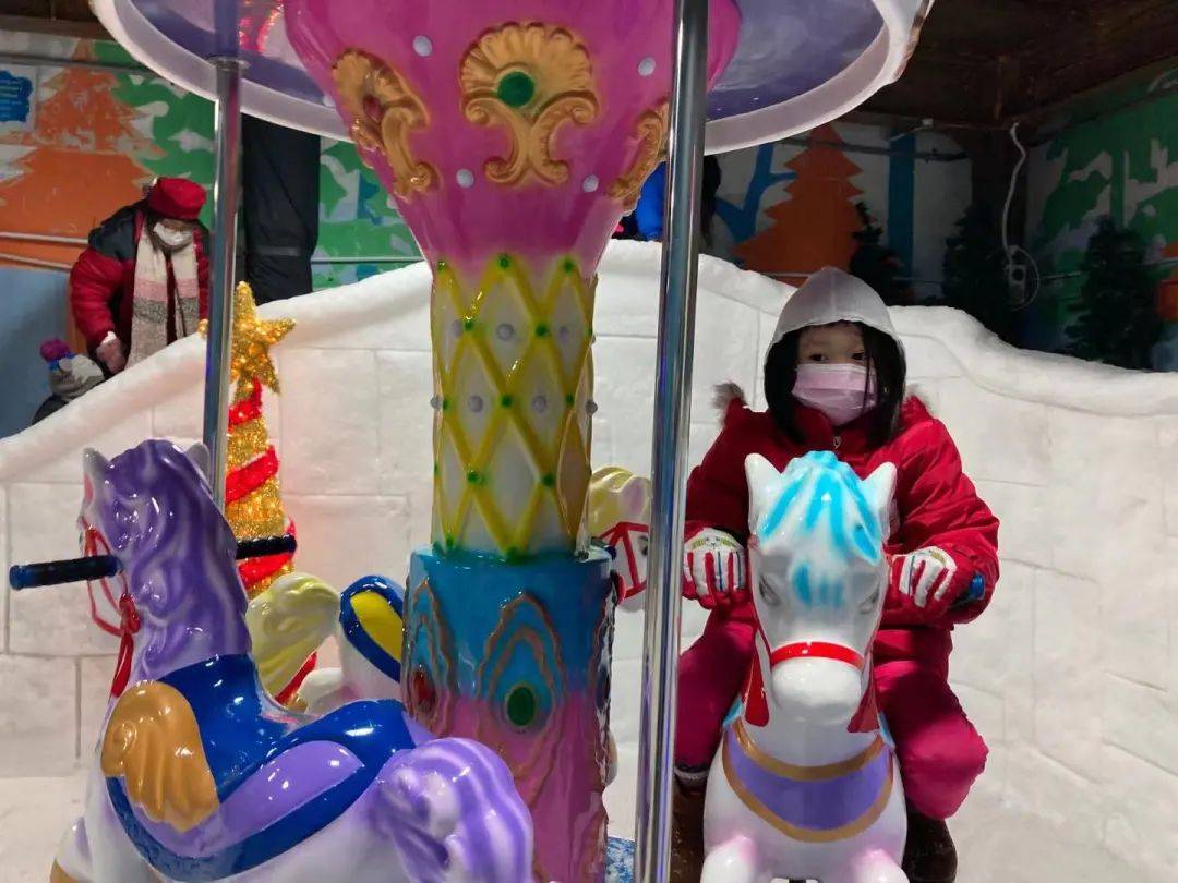 滑60米雪道、雪地射击、打雪仗……在新加坡享受被冻成狗的快乐