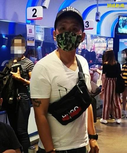 男子飙骂讲华语女店员 回呛录影者：要当英雄就穿披风 