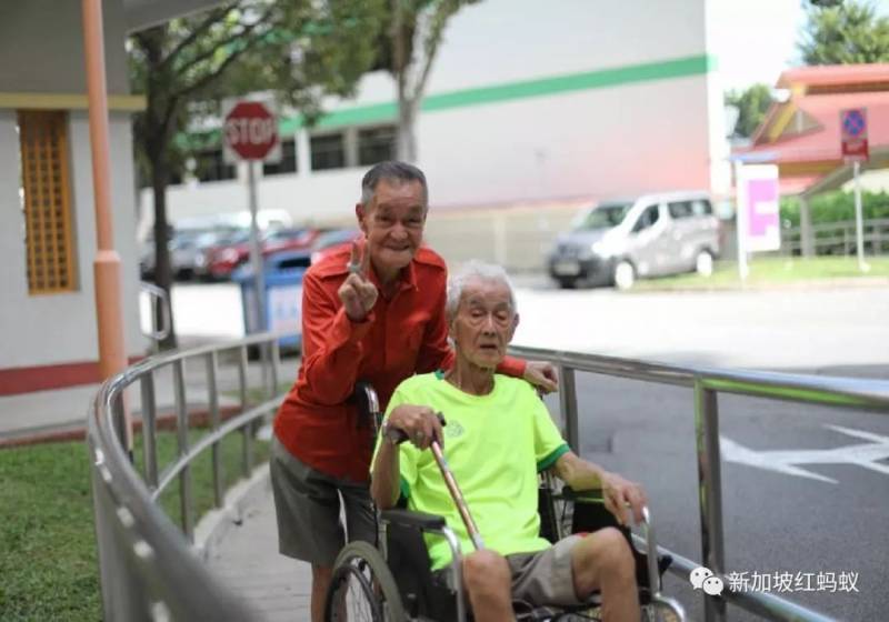 “他们是我兄弟”　八旬老伯收留无依无靠病患，换尿布喂饭不嫌烦