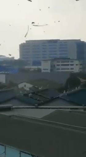 刷屏！黑雲壓城、電閃雷鳴...大雨前的新加坡超有“大片感”