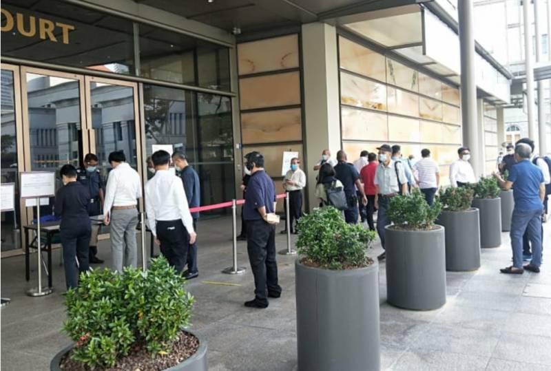 新加坡清晨5點幾十人去法院排隊，旁聽李顯龍“打官司”