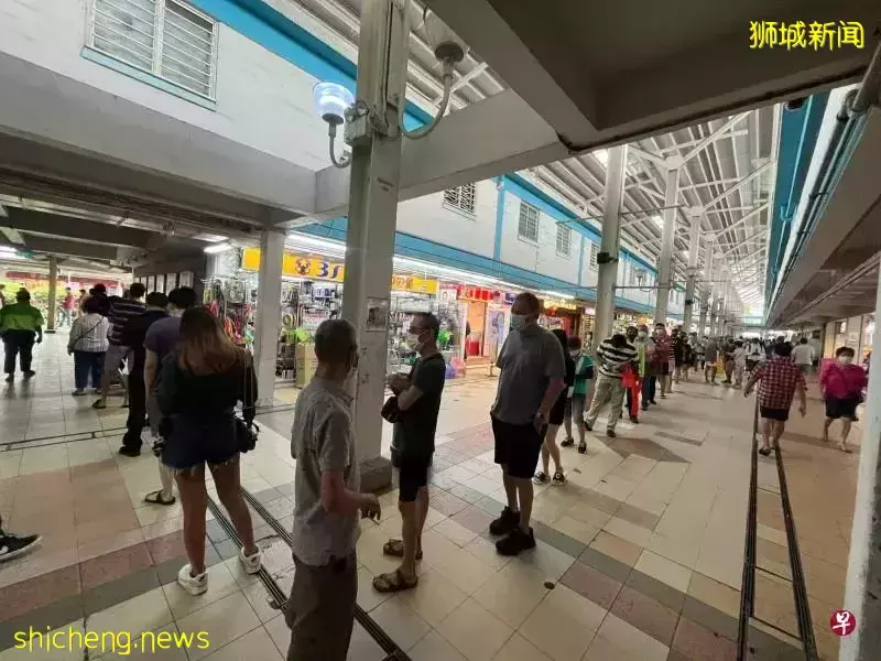 为何大雨也阻挡不了新加坡人到明地迷亚路第24座组屋前排队