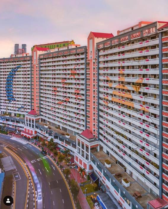 居民控诉:“我家组屋外墙被刷成大红色,看着太烧心了!”