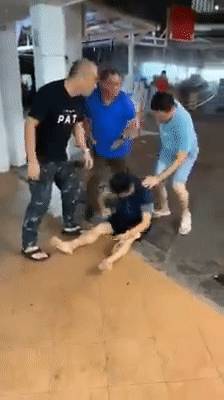 新加坡咖啡厅再次上演耍酒疯群战,深夜黑衣男子倒在组屋电梯前