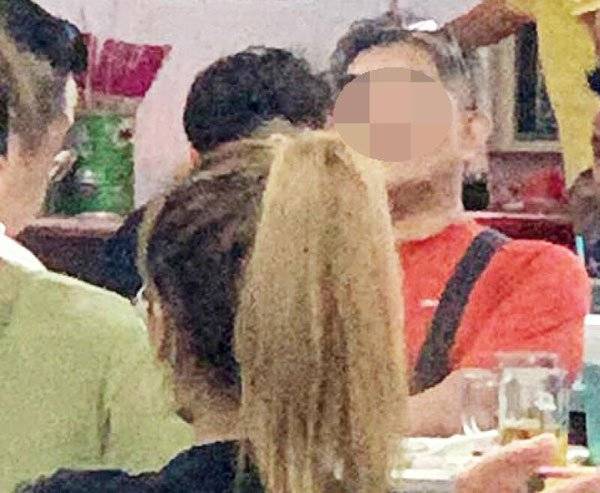 向推銷啤酒女郎施“鹹豬手” 顧客遭警給有條件警告