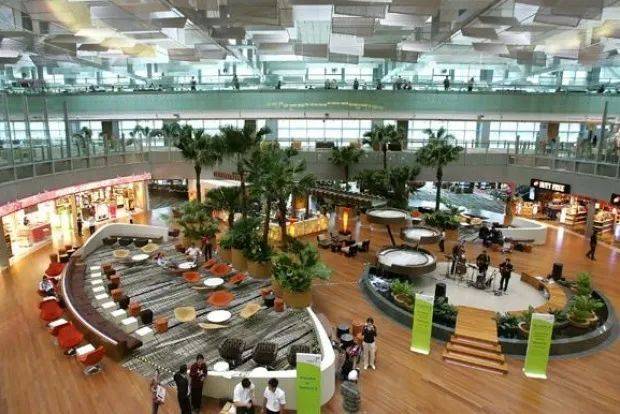 新加坡机场员工紧急检测!曝感染新冠后可能会出现这14种症状