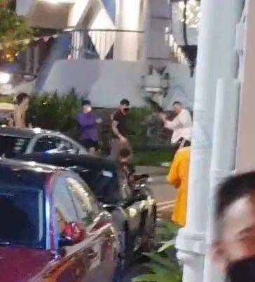 众人当街打群架!焚烧筒盖竟成攻击武器