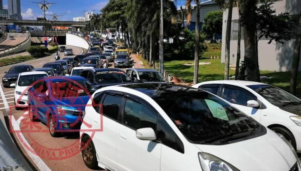 ◤行动管制14天◢限时倒数！抢通关进新加坡 酿大塞车