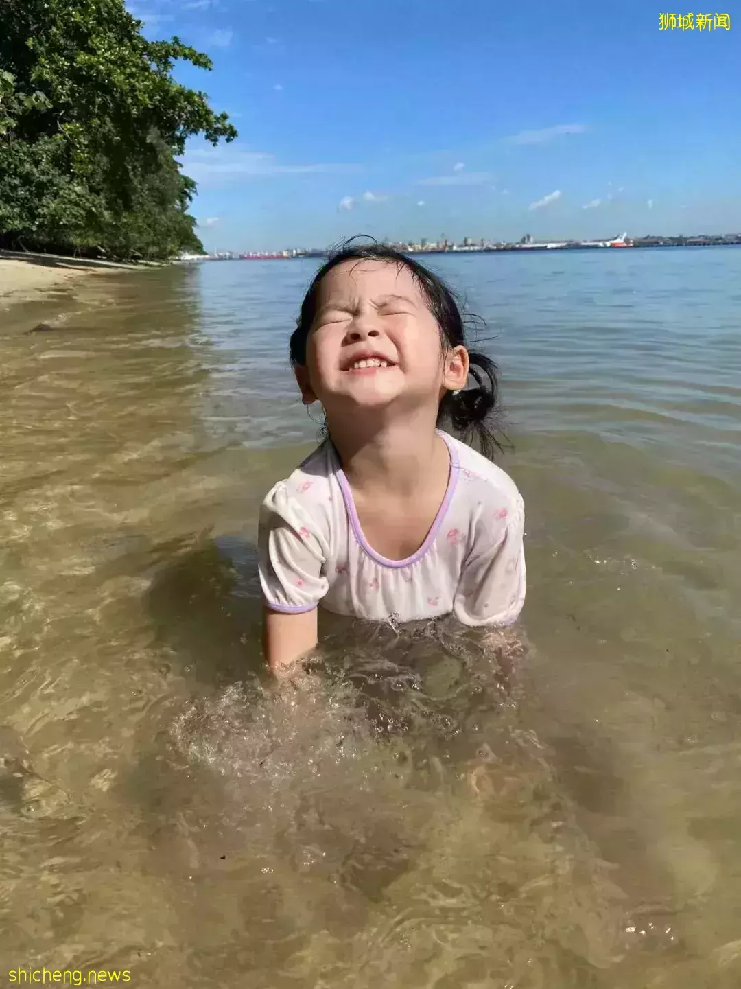 新加坡親子騎行的快樂~剛冒頭的蘑菇、曬太陽的大蜥蜴、嬉鬧打滾的水獺