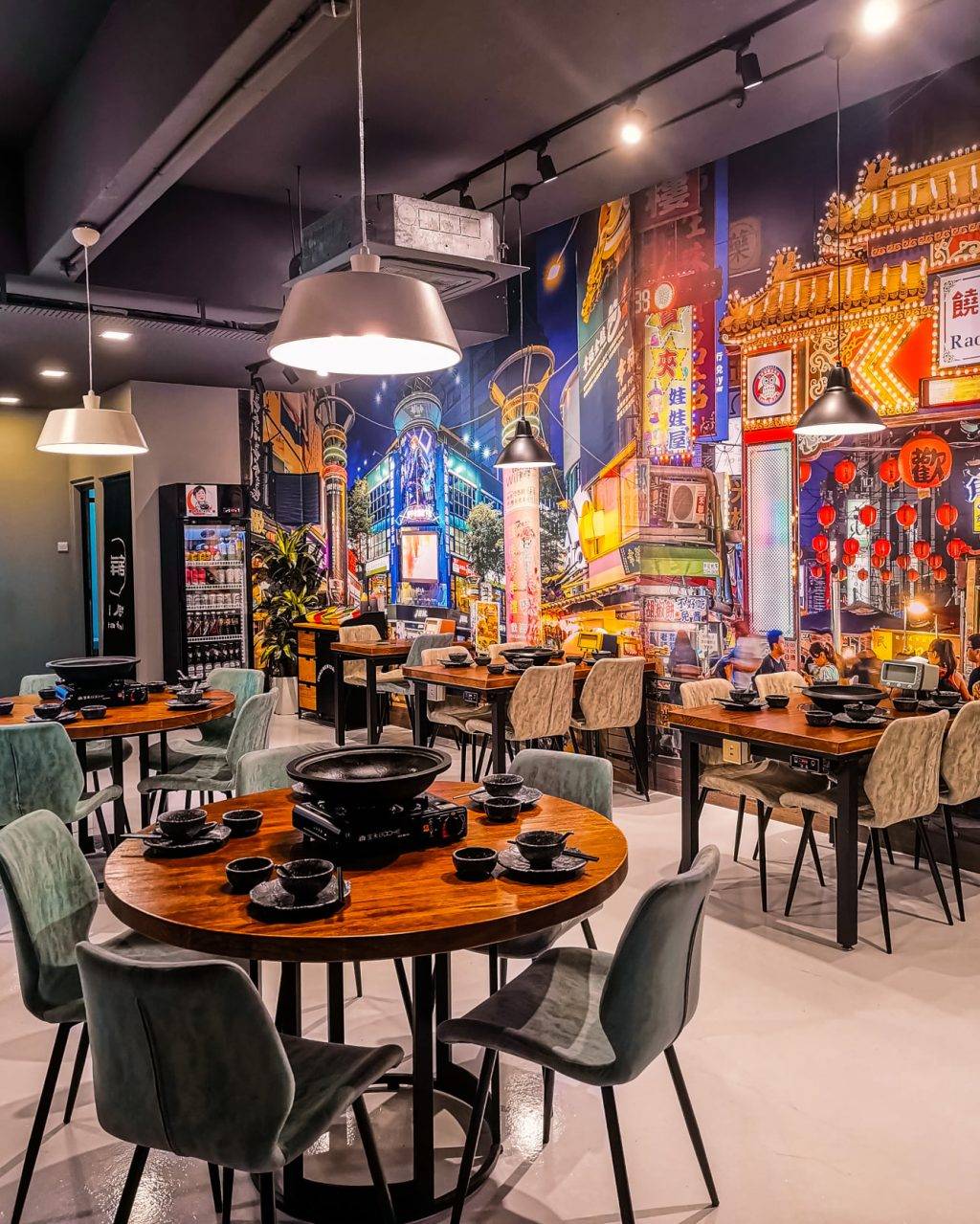 “肥媽石頭火鍋”先炒香再熬湯‼鍋底越涮越香🤤置身台灣夜市街頭，彌補無法出國的遺憾✈