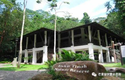 带大家看看新加坡平价美食和有梦幻浴室的酒店