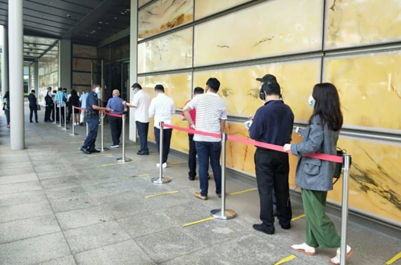 新加坡清晨5點幾十人去法院排隊，旁聽李顯龍“打官司”