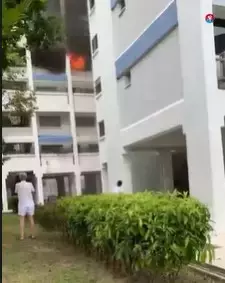 惊见邻居家起火冒烟 男子借洗地水枪灭火