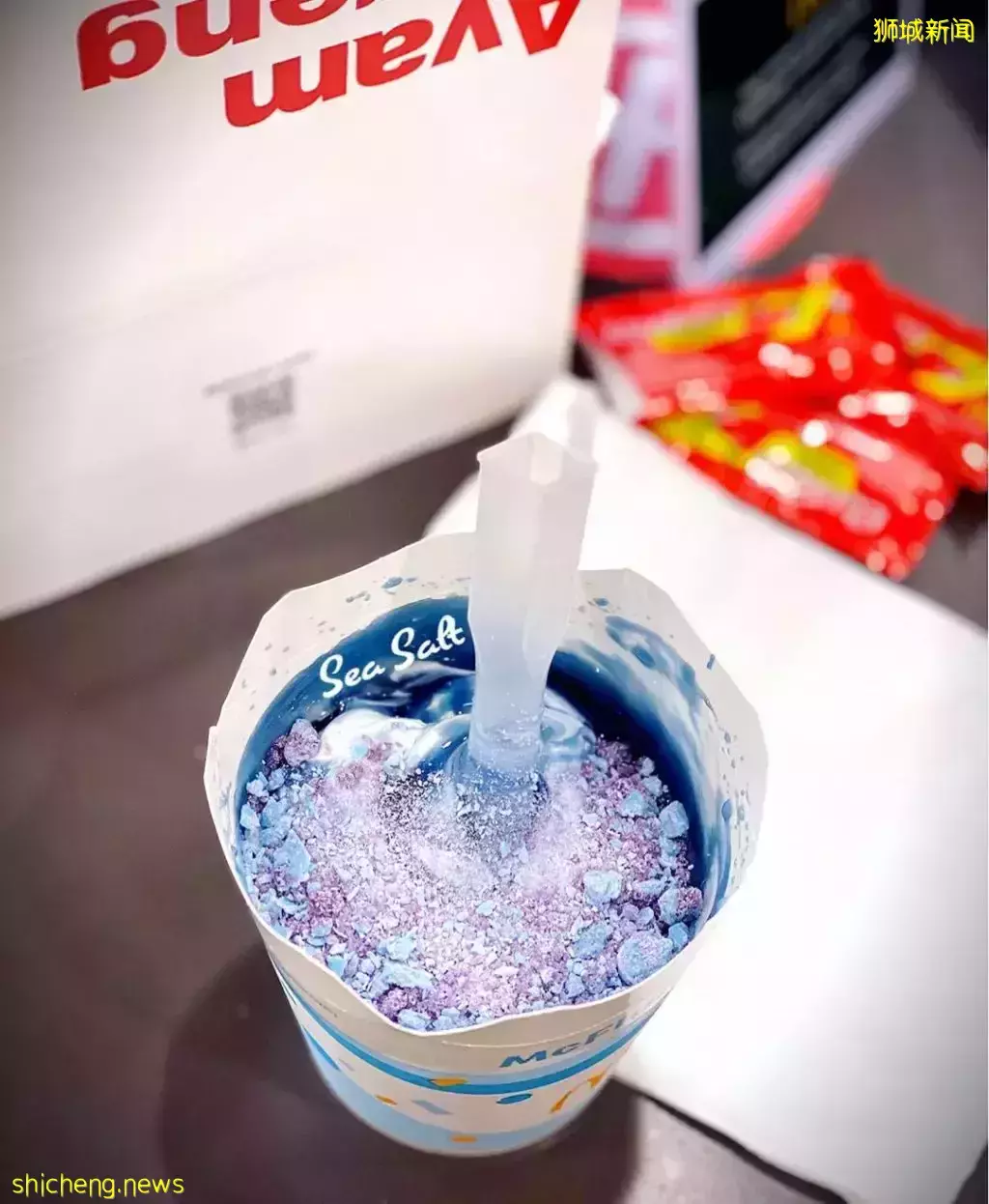 蓝色McFlurry!清新海盐口味颜值超高,仿佛杯子里有一整个宇宙