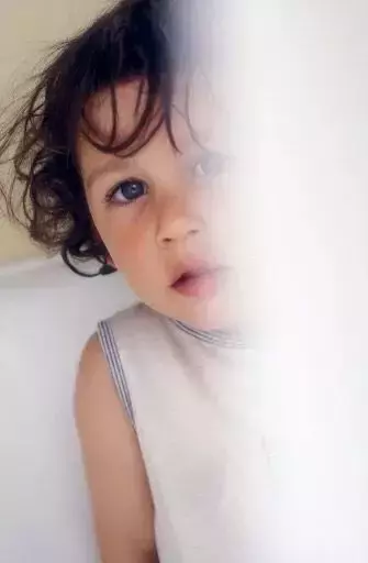 新加坡这老人将8岁小外孙女当”性玩具“,判坐牢14年