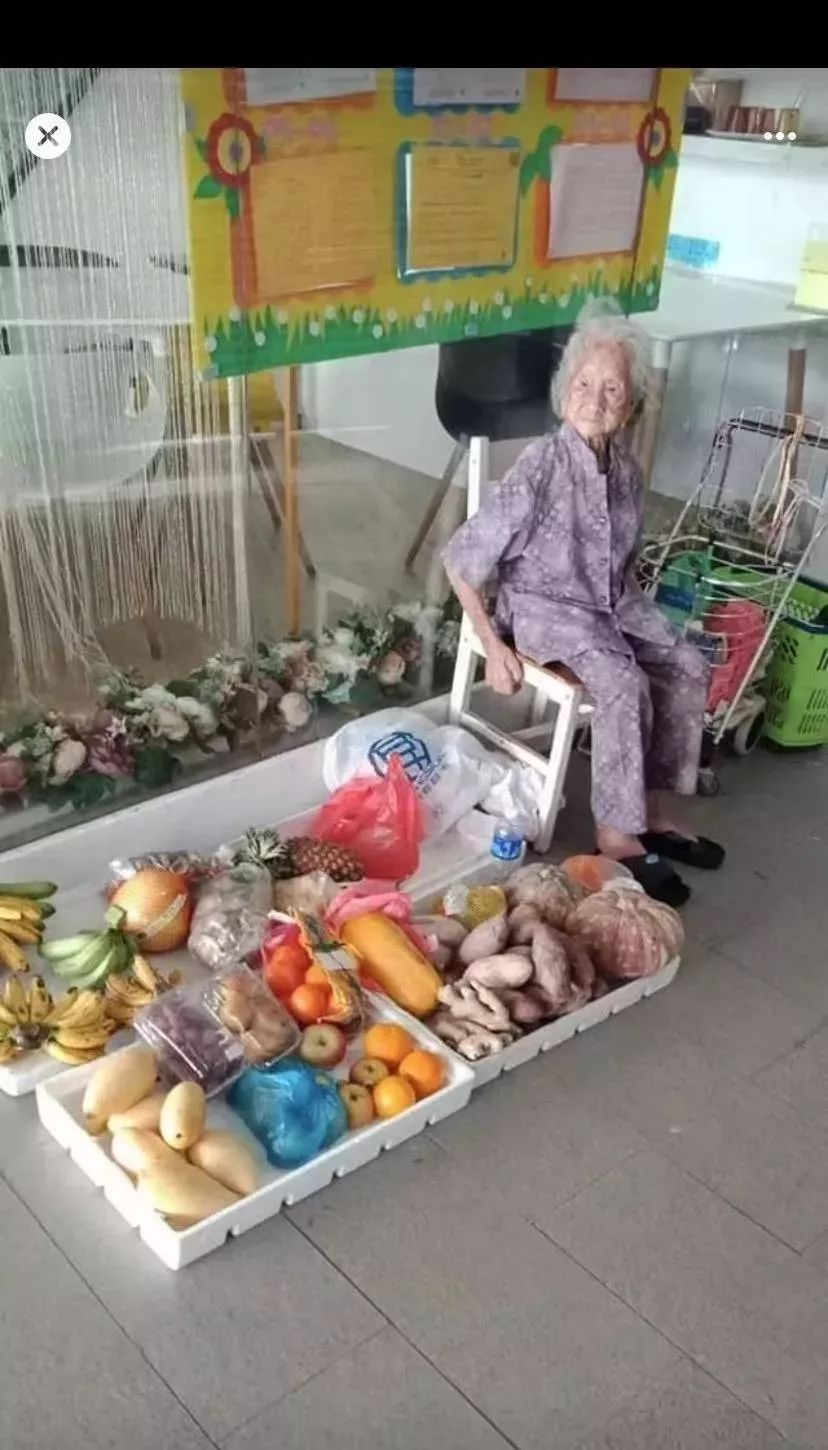 心塞！新加坡97岁阿婆为了生活出来摆摊