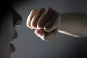 罕见!这个中国客工在新加坡非礼女性被鞭刑9下!他,潜逃海外13年后回来仍受罚