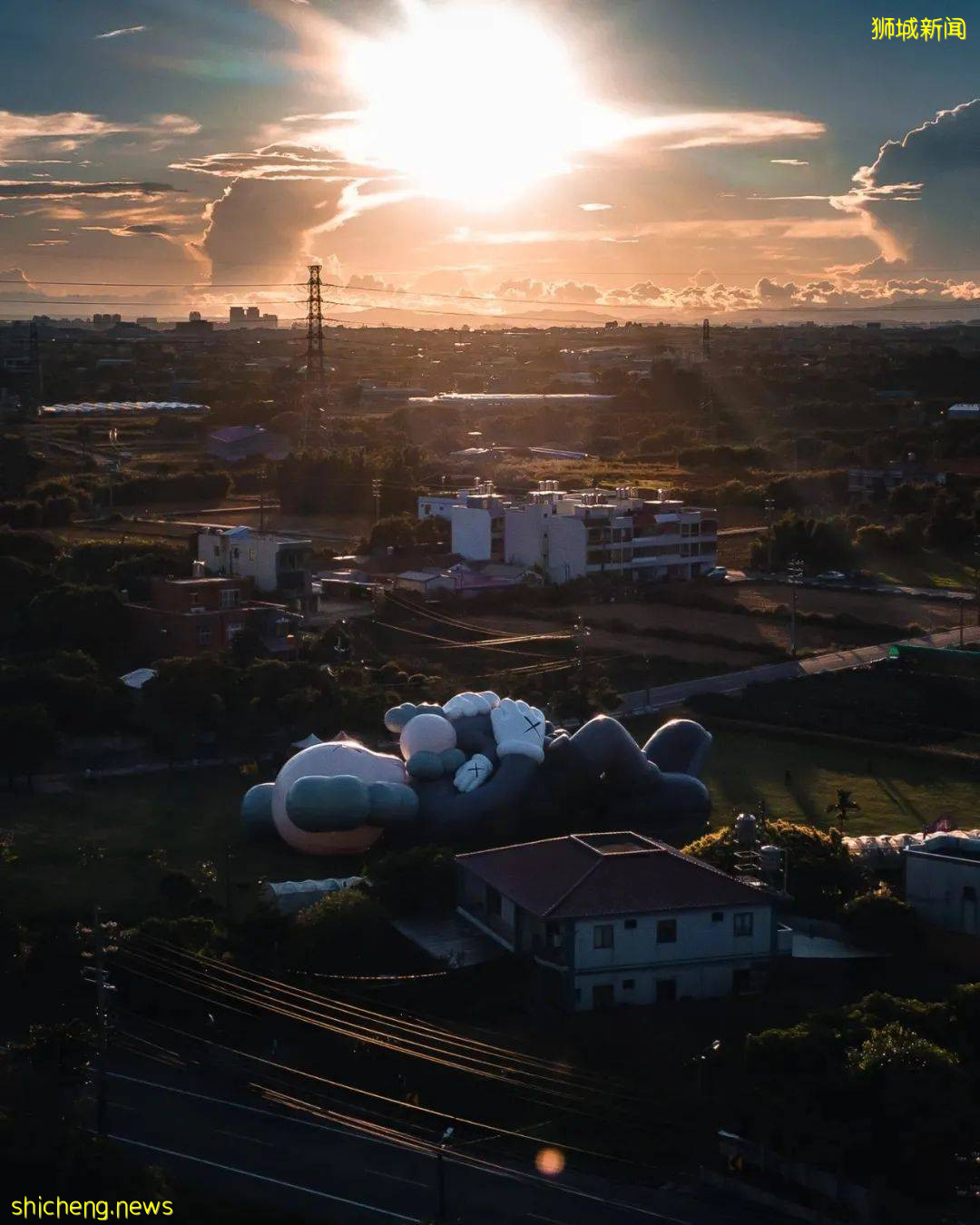 《KAWS: HOLIDAY》11月正式登陸新加坡！42米濱海灣浮動舞台巨型擁抱雕塑&獅城獨家收藏品，讓你大飽眼福