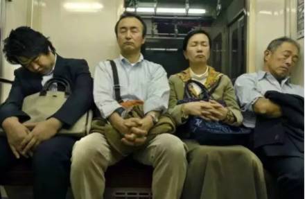 新加坡上班族亚太地区第二“苦逼”，第一还有睡到联合国的“迷瞪国”