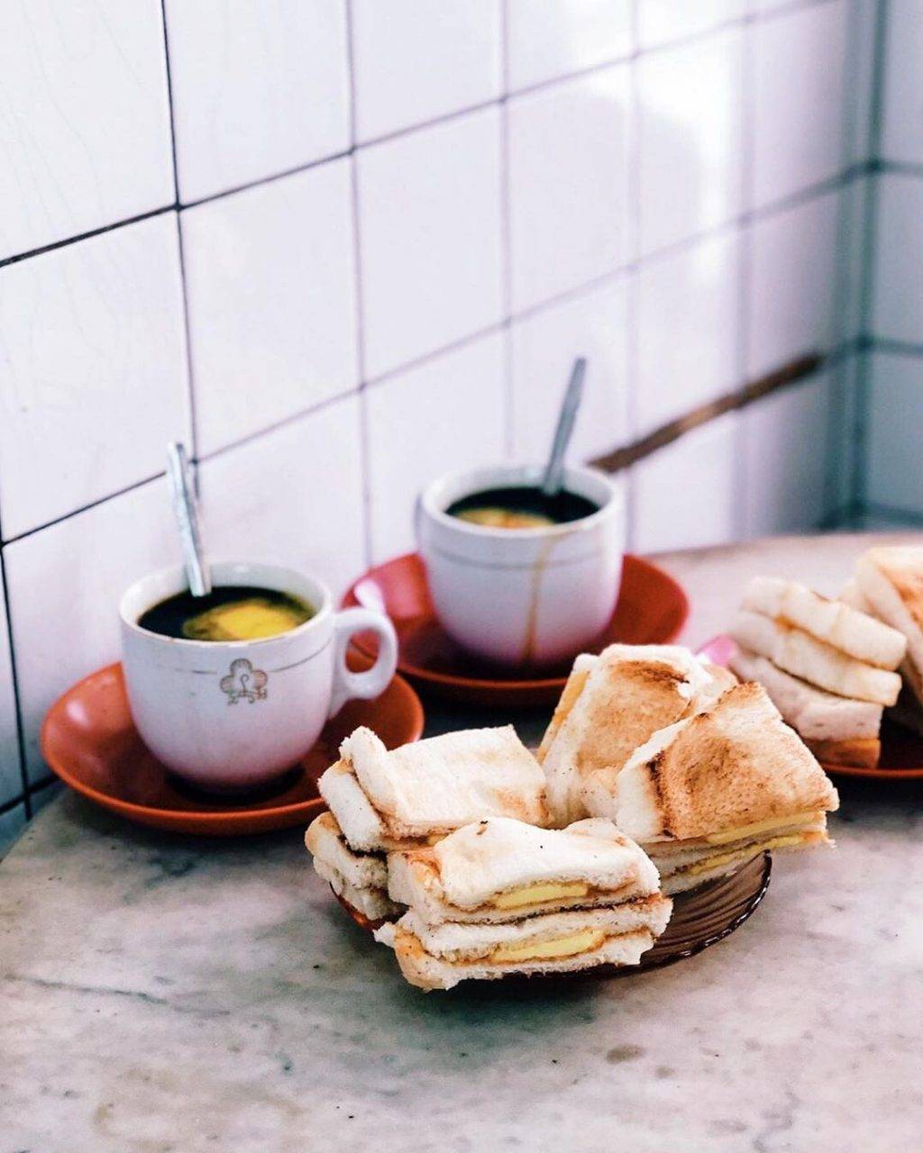 老字號古早味💯 新加坡經典咖啡店盤點！手工沖泡咖啡、炭烤面包飄散濃濃南洋風味😋 樸實版國民早餐