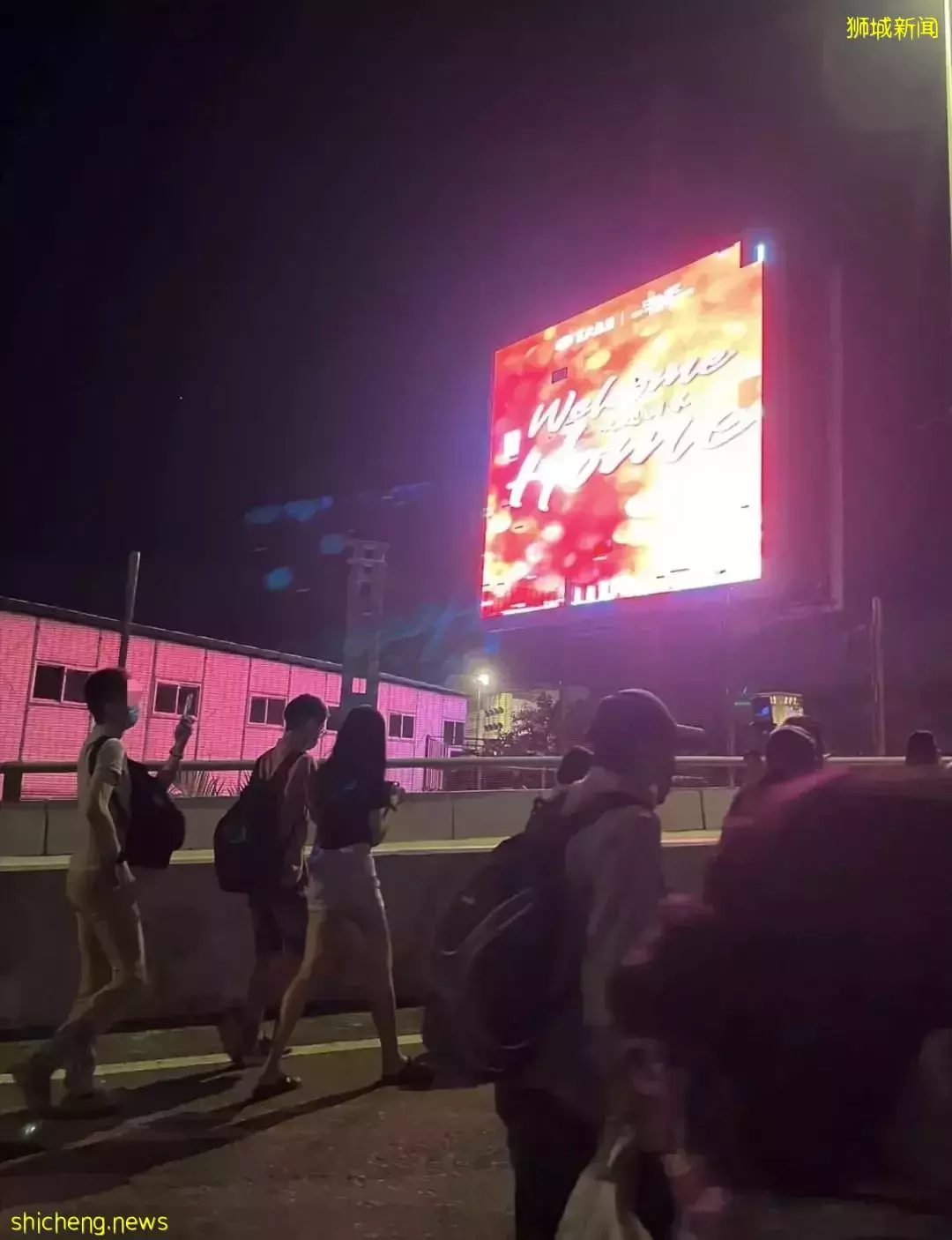 10000人!实拍新马通关历史一刻:长堤狂奔、百米人龙、深夜欢呼