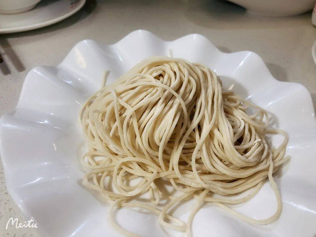 9.9新起吃網紅火鍋！小龍蝦湯底、花雕膠原湯，好喝到湯底都不剩