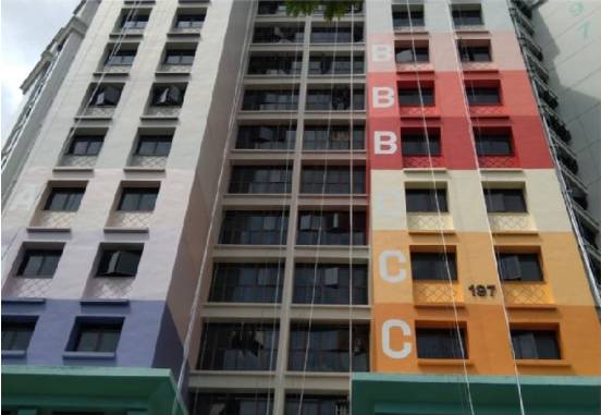 居民控诉:“我家组屋外墙被刷成大红色,看着太烧心了!”